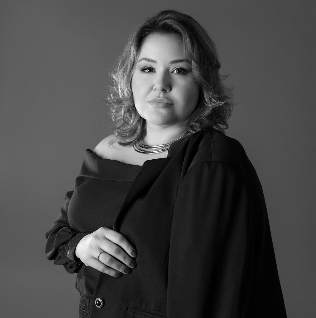 Pati Velles, CEO do Grupo PV, em retrato de estúdio, em preto e branco