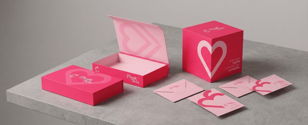 Identidade visual da Pinnk Bella: caixas e papelaria rosa