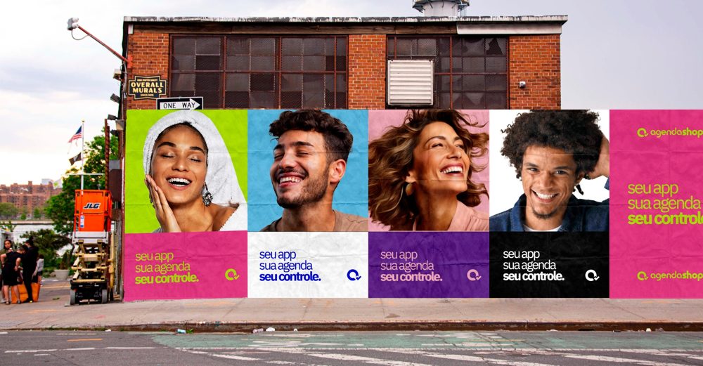 Identidade visual da AgendaShop: cartazes em parede de tijolos